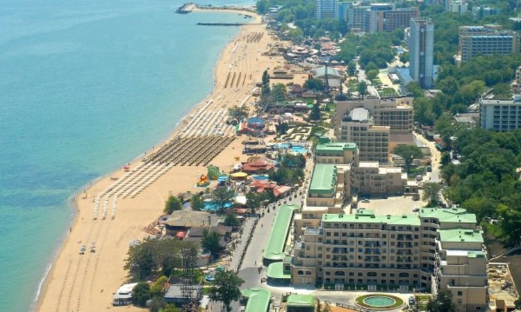 Данъчни на командировка по морето, душат за далавери
