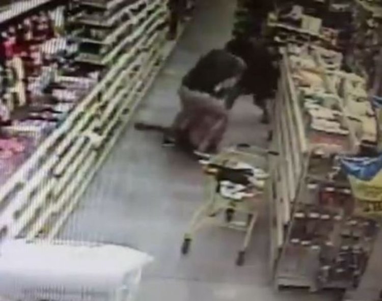 Майка спасява 13-годишната си дъщеря от отвличане (видео)