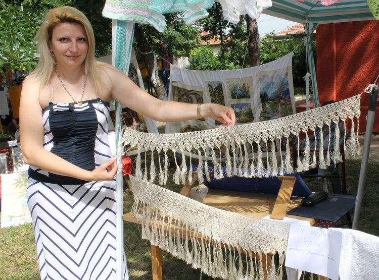 Майсторки на куките отбелязаха Световния ден плетенето в Крум