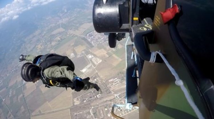 Военни тренираха парашутен десант за пръв път от 17 години