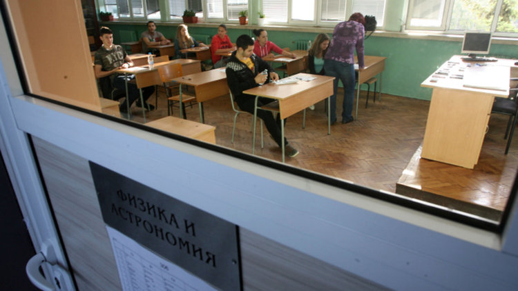 Абитуриентите от догодина – първо на бал, после на матура