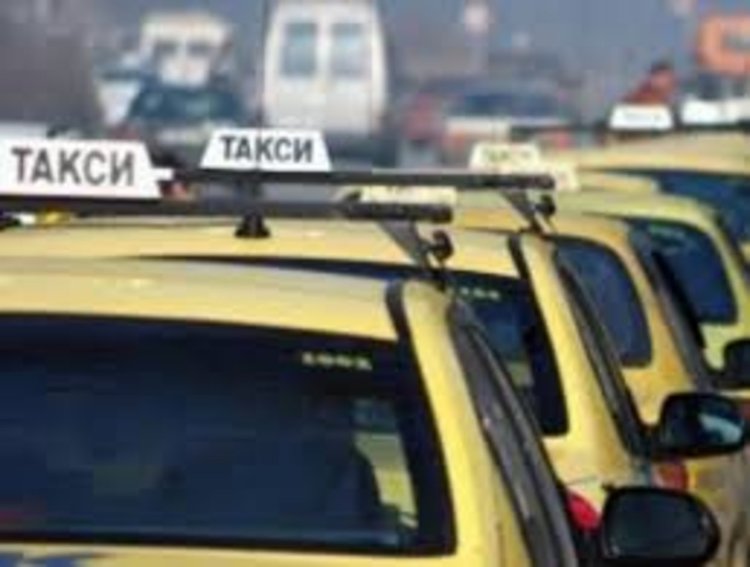 Такси предизвика катастрофа на „Беломорски“,пострада пътничка