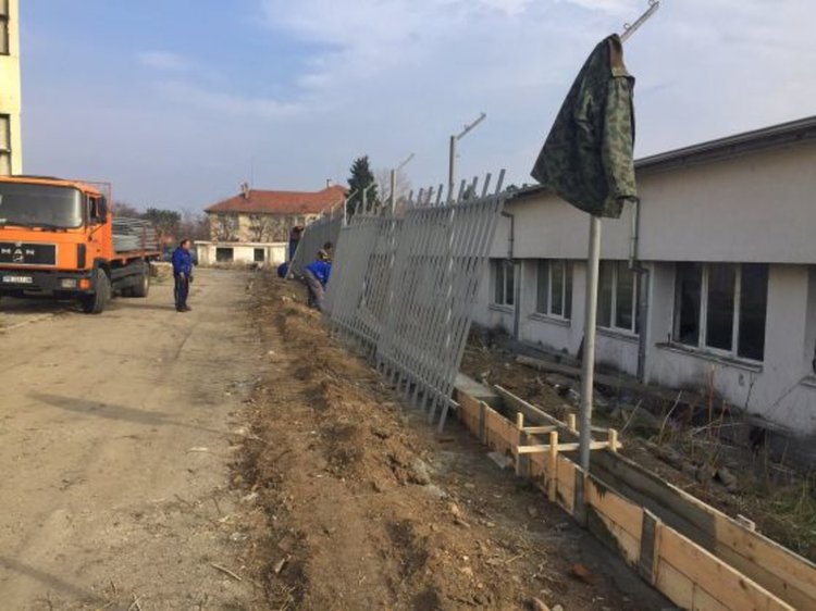 Оградата на лагера в Харманли готова до четвъртък
