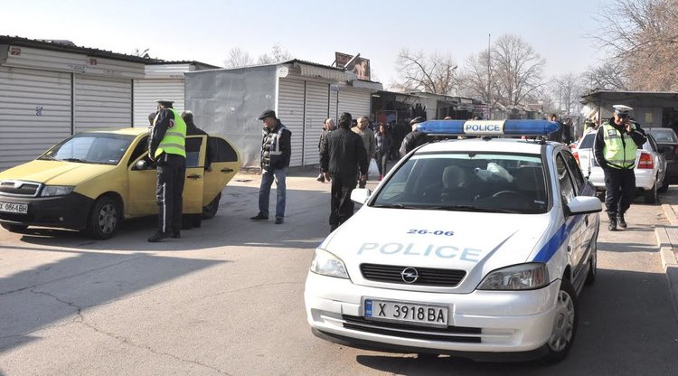Издирват с полиция осем търговци на Неделен пазар в Димитровград