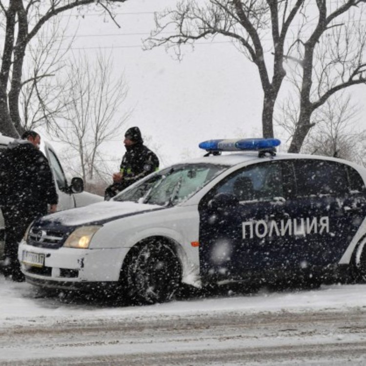 Четирима ранени при челен удар, Е-79 блокиран