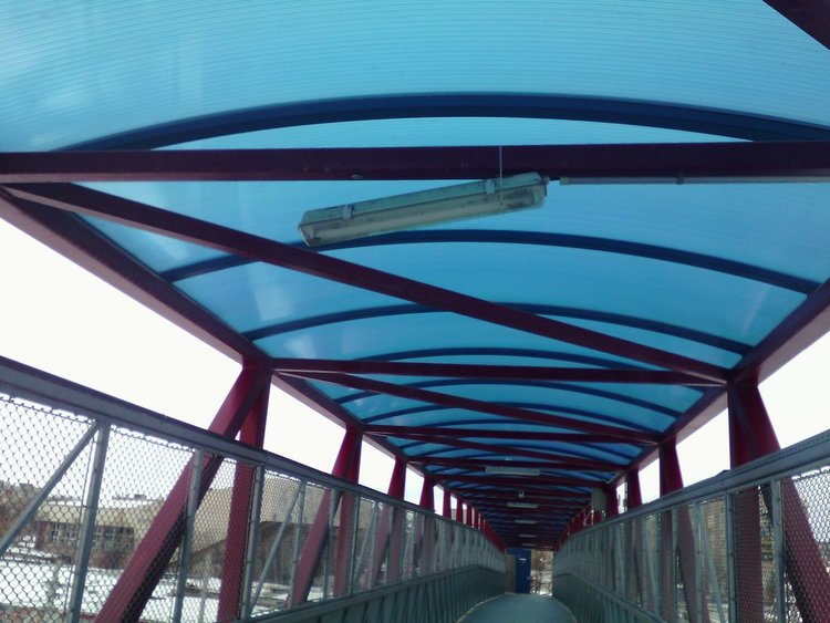 Опасна лампа дебне минувачите в пасарелката до Неделен пазар