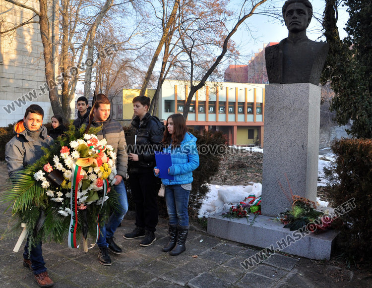 Ученици поднесоха цветя пред паметника на Левски и заминаха за Карлово