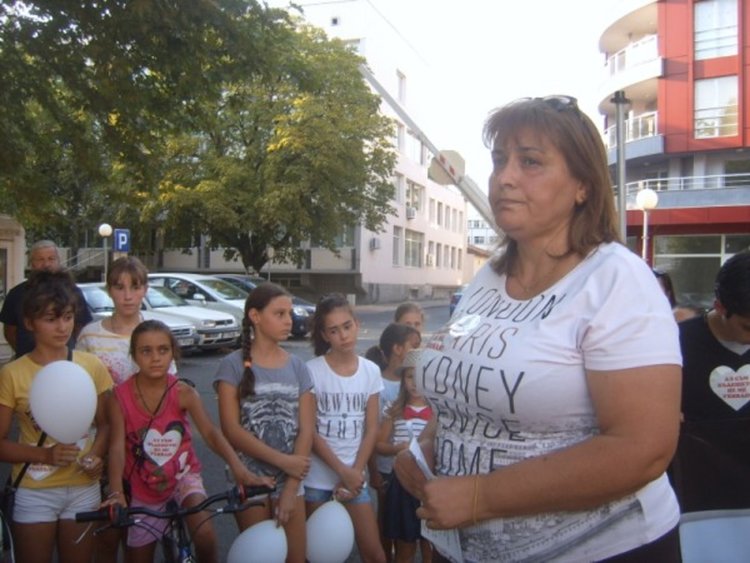 Деца раздават 70 пакета с козунаци и яйца на социално слаби за Великден в Кърджали