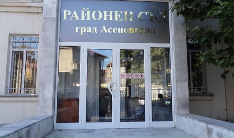 Съседки се пустосват заради куче, мъж пикае насред тротоара, друг дъни среднощно музика и скача на полицаи