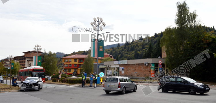 Заради висока скорост двама пострадаха при жесток сблъсък в центъра на Смолян 