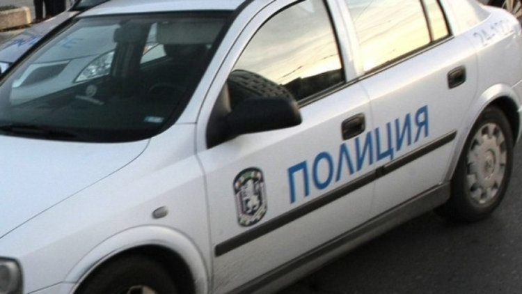 Със залята с боя кола осъмна асеновградчанин