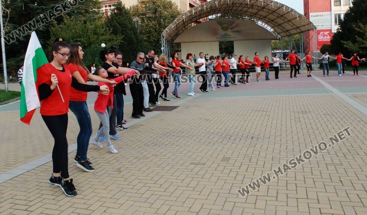На общоградското хоро набраха 466 лв. за болна жена от село Добрич
