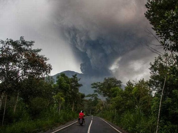Евакуират остров Бали заради вулкана Агунг 