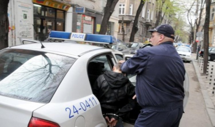 Задържаха младежите, нахлули в Механотехникума в София