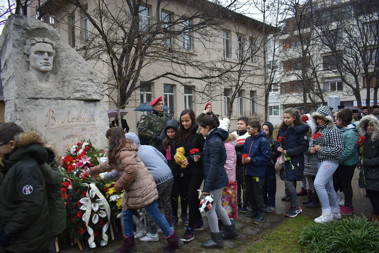 Асеновградчани сведоха глави пред величието на Левски