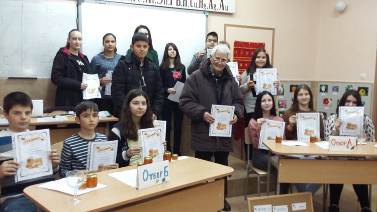 92-годишен пчелар оцени знанията на ученици за пчелите и меда