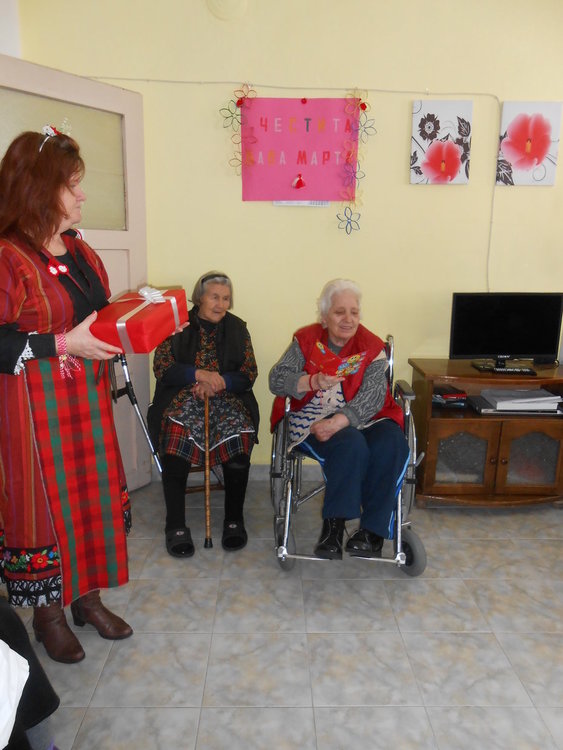 Ученици зарадваха възрастните хора от Езеровския дом с мартеници