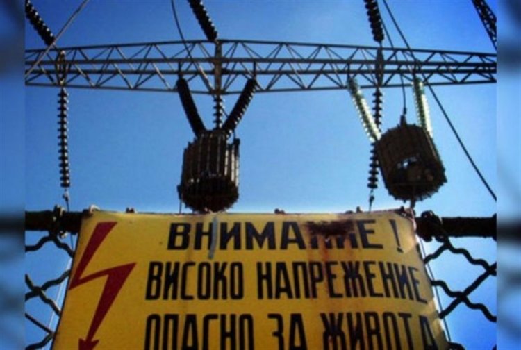 Работник с опасност за живота след токов удар