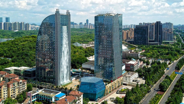 Небостъргач с огромен изкуствен водопад построиха в Китай