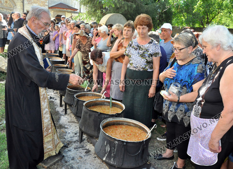Миряни изпълниха храма “Св. Богородица”, 13 казана с фасул за празника
