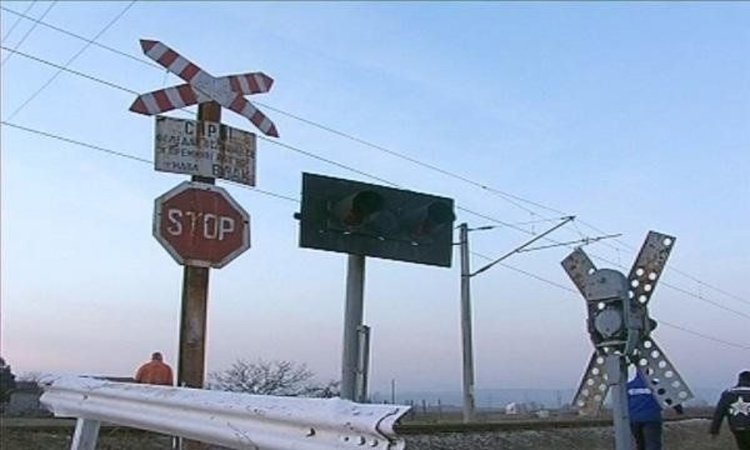 Бариерата е спусната, но аз ще мина: 4 жертви и 7 ранени на жп прелези