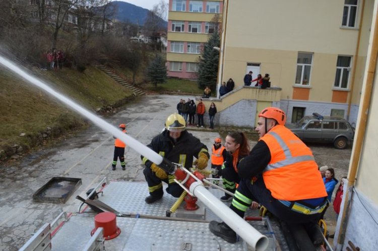 Минувачи спасиха 90-годишна жена от пожар, тръгнал от кандилото 