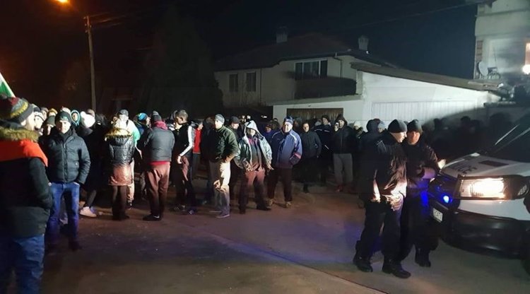 Конфликтът във Войводиново: Държавата или ромите са виновни