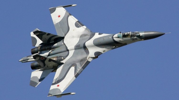 Руски Су-27 прихвана американски военен самолет 