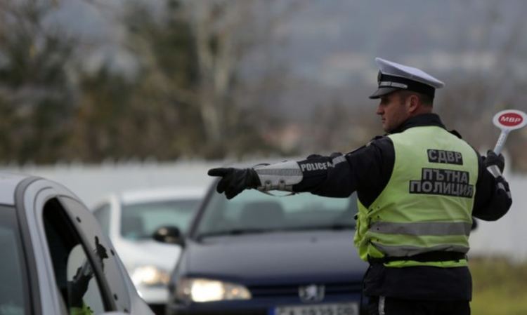 Посред бял ден задържаха младеж да шофира напушен