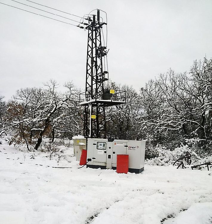 Паднаха 8 стълба, без ток и вода в Маджаровско
