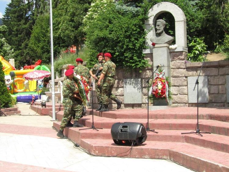 Артисти от Родопския драматичен театър ще почетат Деня на Ботев с рецитал на стихове пред паметника