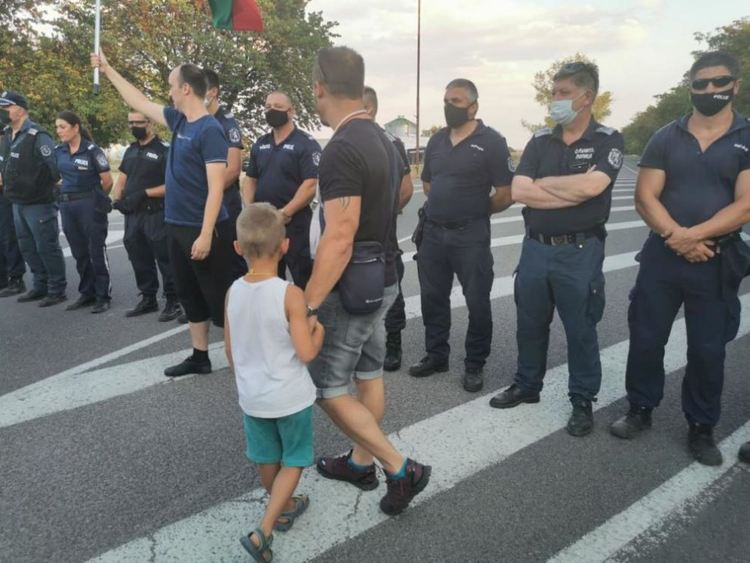 Блокиран осъмна пътят към магистрала „Тракия“ край Стара Загора 