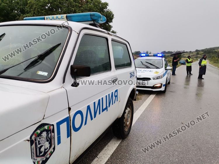 18-годишна с Опел се блъсна в паркирана кола, декоративно дърво, знаци и жилища
