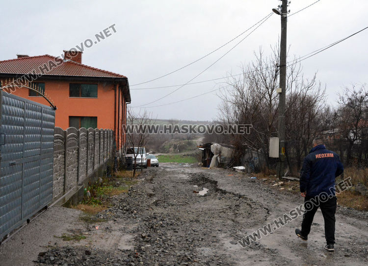 Новата канализация в „Болярово“ пак пропадна, наводнена улица блокира достъпа до къщи