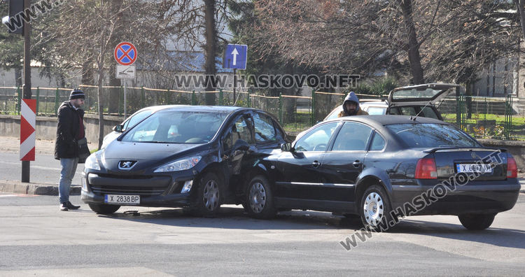 Пежо и Фолксваген се разбиха на кръстовището до Цигарената на неработещ светофар