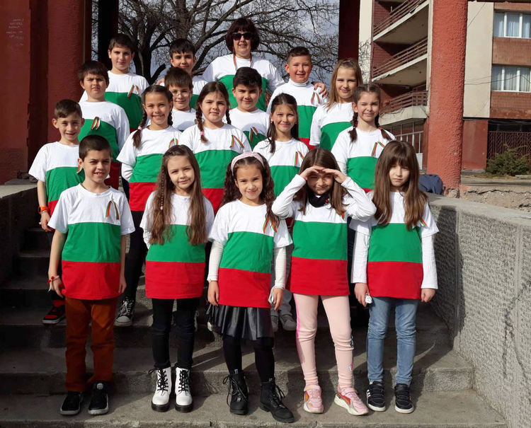 Ученици от „Любен Каравелов“ отбелязаха в аванс Освобождението на България