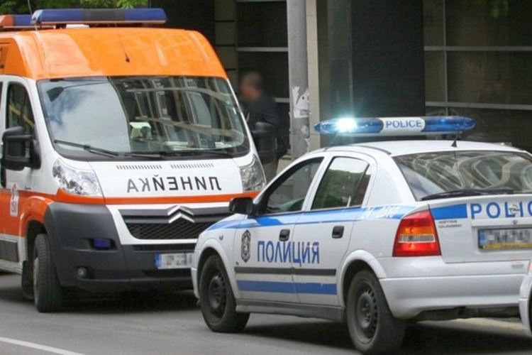 Опел не спря на стоп и се заби в Дачия, 22-годишна пострада