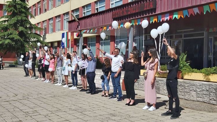 Гимназиите в Първомай изпратиха своите абитуриенти