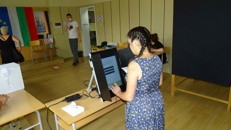 В 12 секции в страната е прекратено машинното гласуване