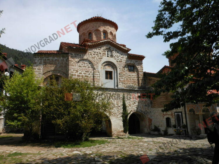 Обновиха параклиси край Бачковския манастир 