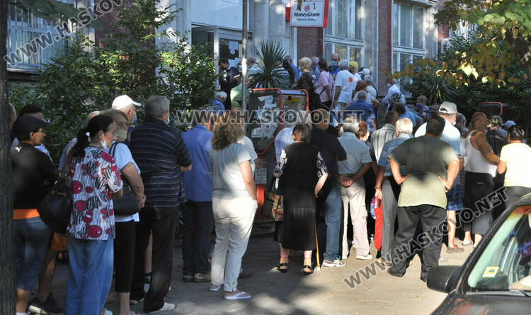 Опашка за пенсии пред пощата в Хасково