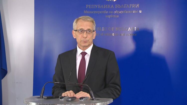 Просветният министър: При 10% заболели ученици ще се премине към дистанционно обучение