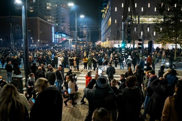 Осъдиха на затвор двама от участниците в протестите срещу ковид ограниченията в Ротердам