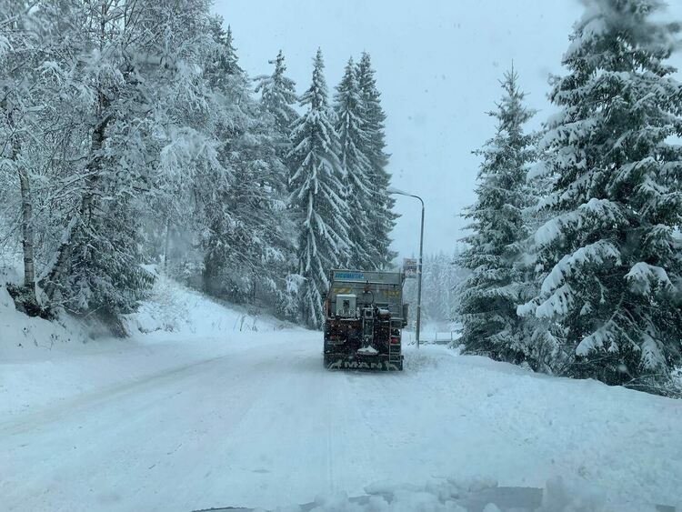 Още няма ток в 6 села, през "Рожен" временно е ограничено движението на товарни автомобили