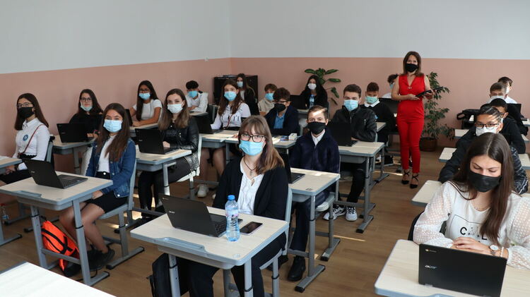 Най-после!Нито един ученик и преподавател под карантина в областта