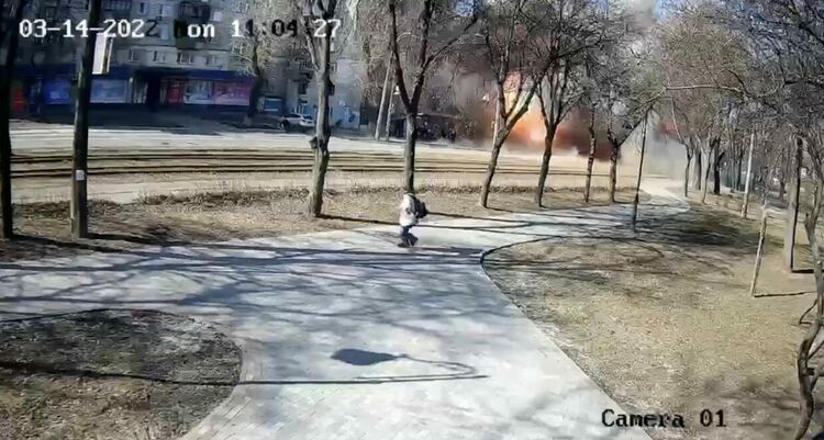 Свалени ракети убиха хора в Киев и в Донецк. Жертви в обсадения Мариупол