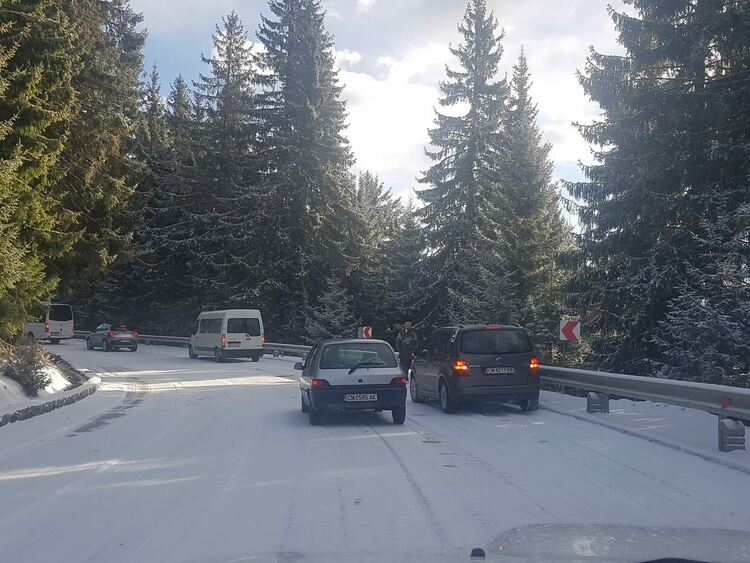 На прохода Превала падна сняг, в Пампорово закъсаха коли