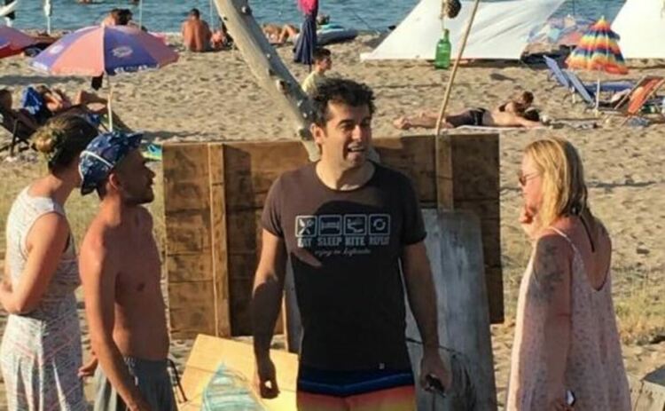 Кирил Петков на почивка на плаж Корал