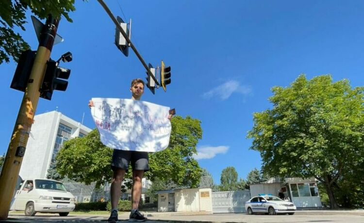 Дима, който протестира сам пред руското посолство
