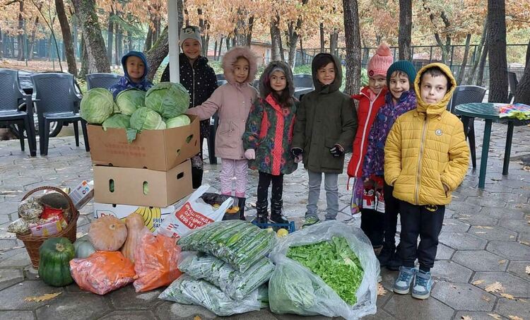 Деца и родители купиха храна и нахраниха животните в зоопарка в Хасково
